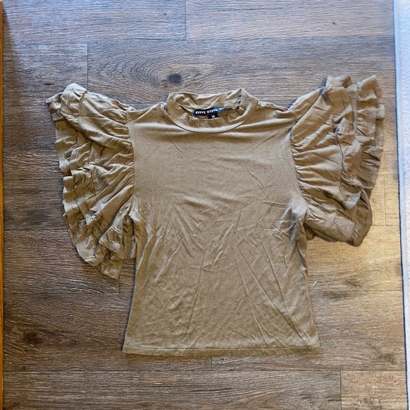 HYFVE Tops - Hyfve size medium stunning flutter sleeves top